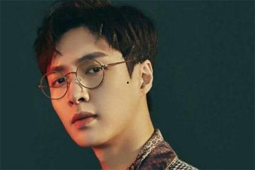 戴眼镜吃瓜娱乐圈博主,揭秘娱乐圈幕后真相 第3张 戴眼镜吃瓜娱乐圈博主,揭秘娱乐圈幕后真相 第3张