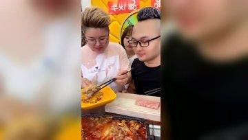 娱乐吃瓜酱女孩子叫什么,她为何成为新一代网红女神? 第3张 娱乐吃瓜酱女孩子叫什么,她为何成为新一代网红女神? 第3张
